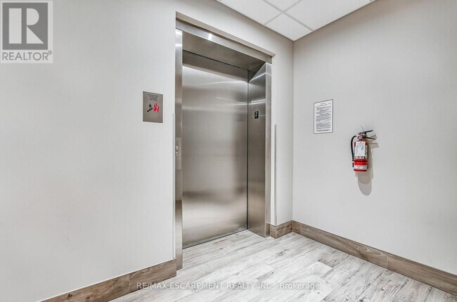 Photo du bâtiment - 170-170 Rockhaven Ln