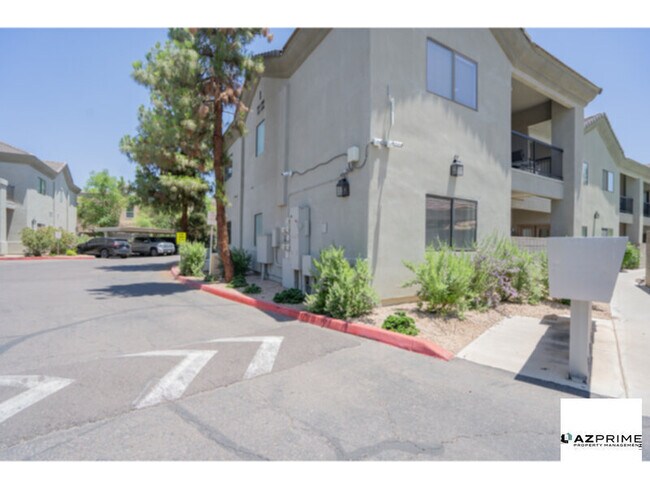 Foto del edificio - In The heart of Phoenix's exclusive Biltmo...