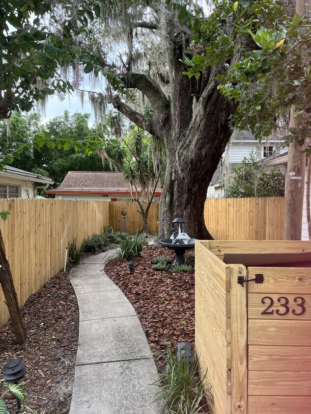 Patio delantero - 233 Emory Pl