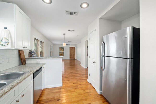 Building Photo - 622 E 27th St