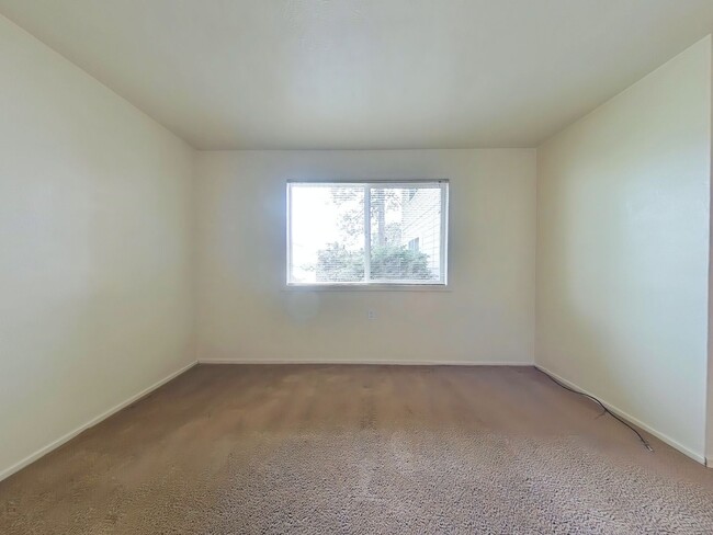 Building Photo - 2 Bedroom Apartment ~ Close to 9th Street ...