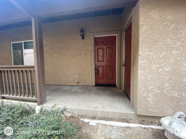 Building Photo - Updated 2 Bedroom Duplex on Broadway!