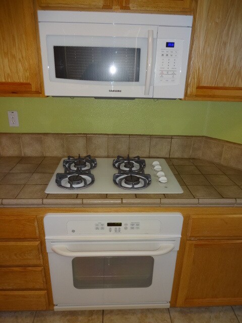 Foto del edificio - SINGLE STORY, 3 BEDROOM, 2 BATH, 2.5 CAR GARAGE, IN GATED COMMUNITY!