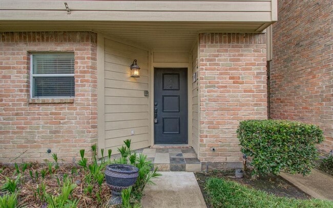 Building Photo - 926 Memorial Village Dr