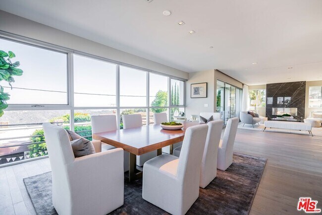 Foto del edificio - 2391 Roscomare Rd