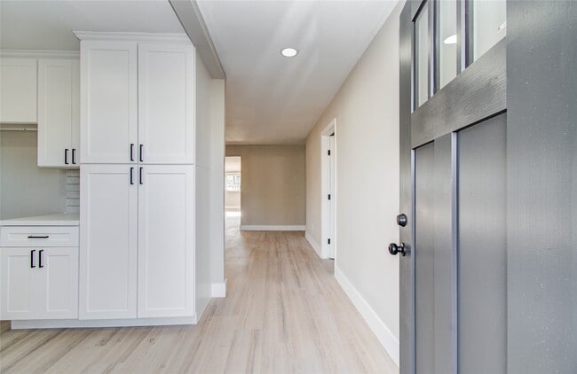 Building Photo - 7918 Bayside Dr