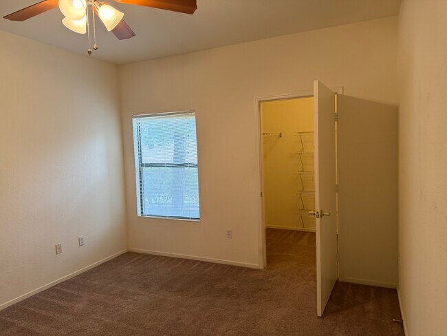 Foto del edificio - 8250 N Grand Canyon Dr