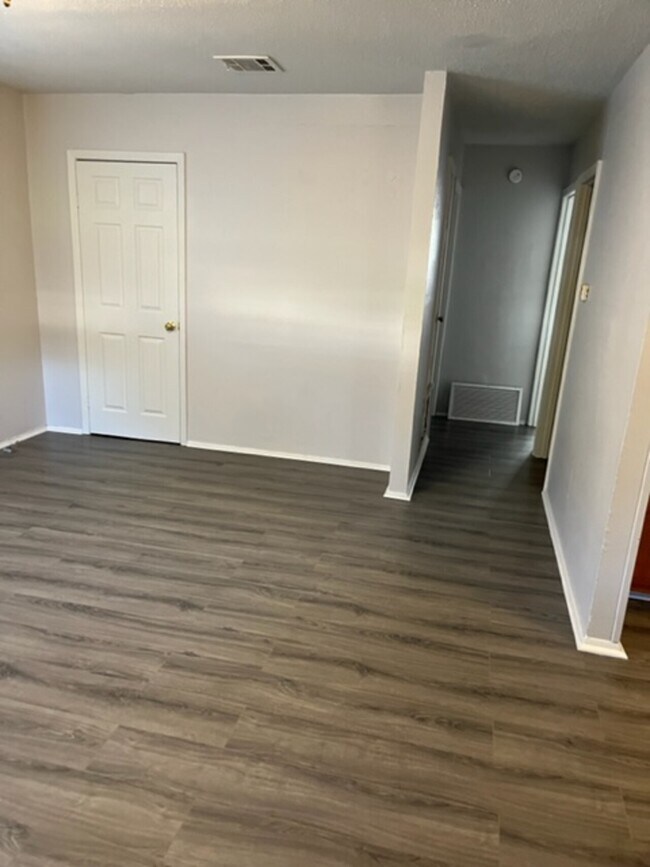 Building Photo - 2807 Rebel Dr