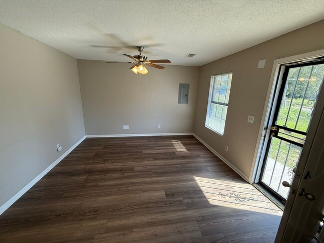 Foto del edificio - December Move-in Special! 1/2 off first mo...