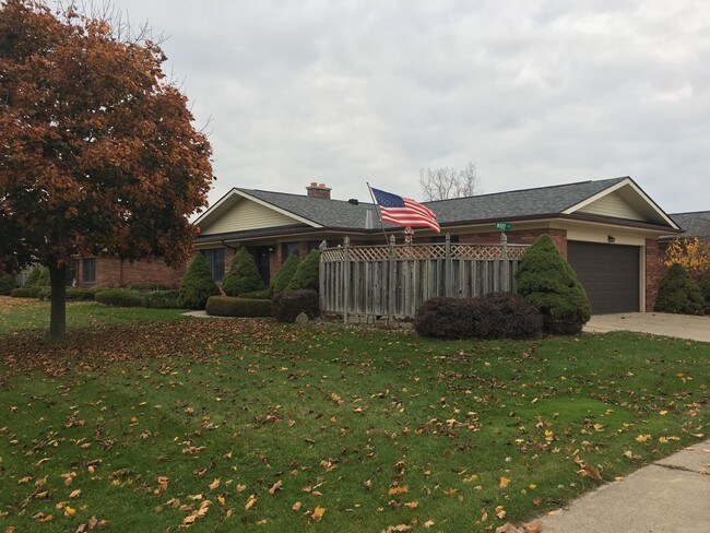 Hickory Manor Apartments Owosso Mi 2 Car Attached Garages Full Bat And Private Patio Hickory Manor Apartments