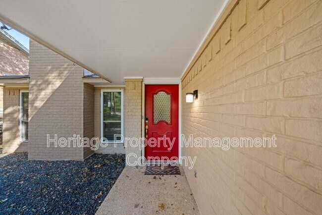 Building Photo - 1174 Mooncrest Dr