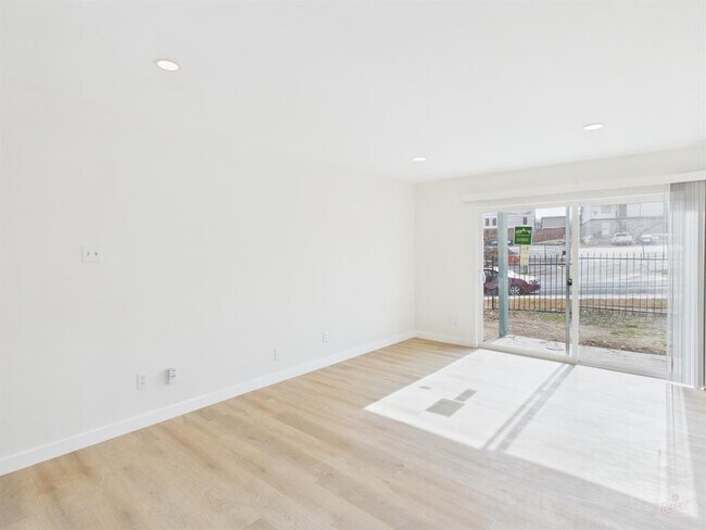 Foto del edificio - 2124 Burton Dr