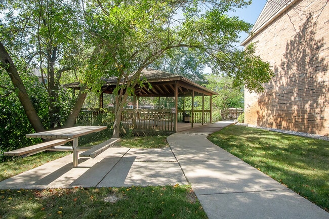 Ashton Lake Apartments - Ashton Lake Apartments