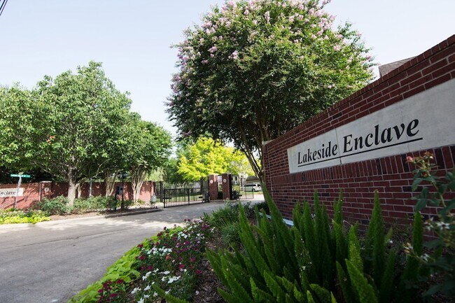 Foto del edificio - 1547 Lakeside Enclave Dr