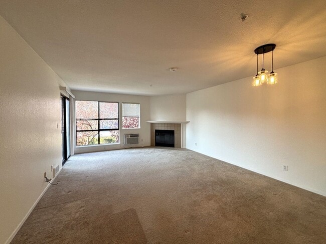 Foto del edificio - Beautiful & Spacious 1 Bedroom Condo in Highly Desirable Adobe Hills