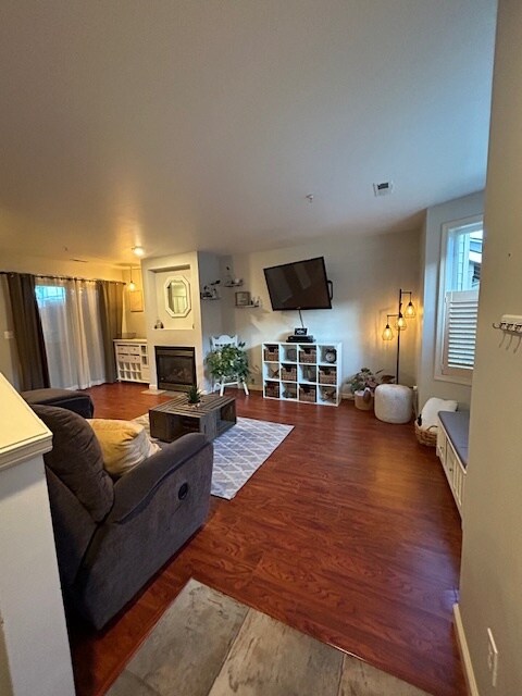 Livingroom (view from entry) - 321 SE Orchard Dr