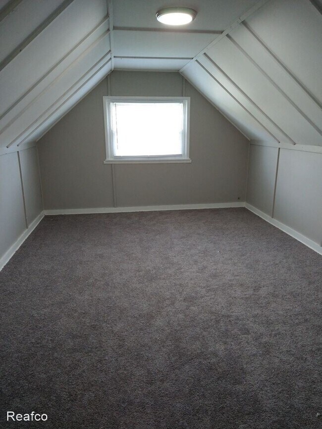 Building Photo - 3 br, 1 bath House - 2288 Hiawatha Park Dr