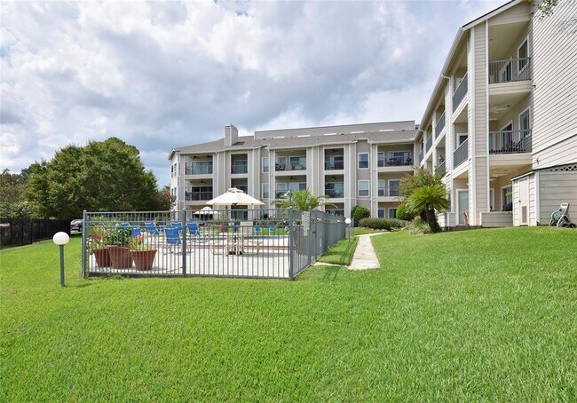 Foto del edificio - 12800 Melville Dr