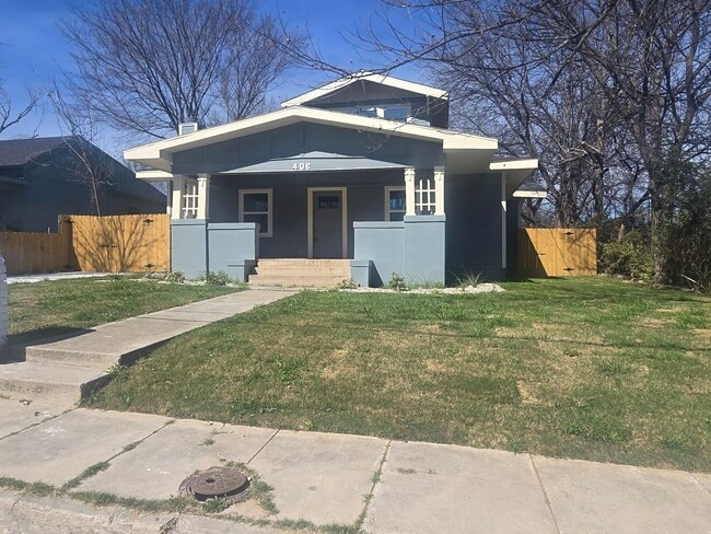 Foto del edificio - Newly remodeled 4 bedroom 3 full bath two story home located in the heart of Weatherford, TX