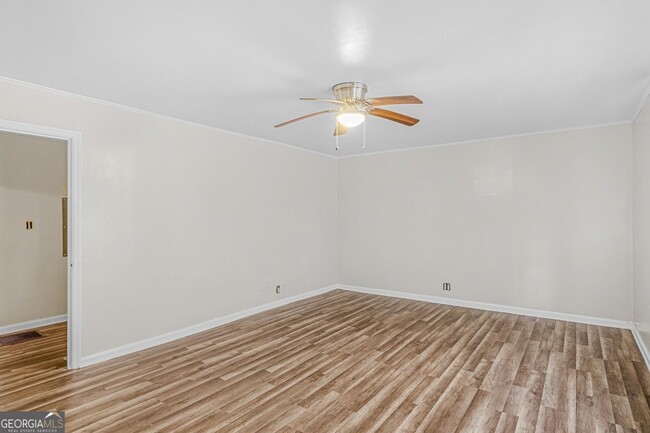 Building Photo - 566 N 13th St