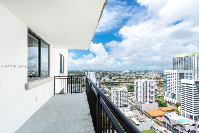 Foto del edificio - 999 SW 1st Ave