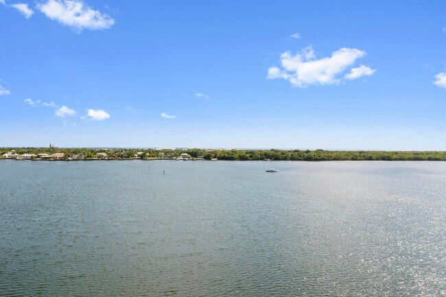 Foto del edificio - 130 Lakeshore Dr