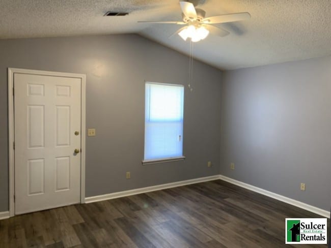 Building Photo - Completely Renovated 3BR 2BA House