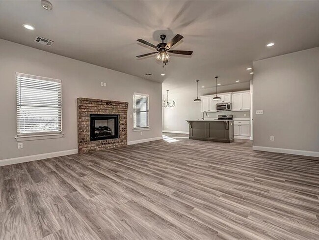 Foto del edificio - 4-Bed Home with Storm Shelter & 2-Car Garage in Mustang