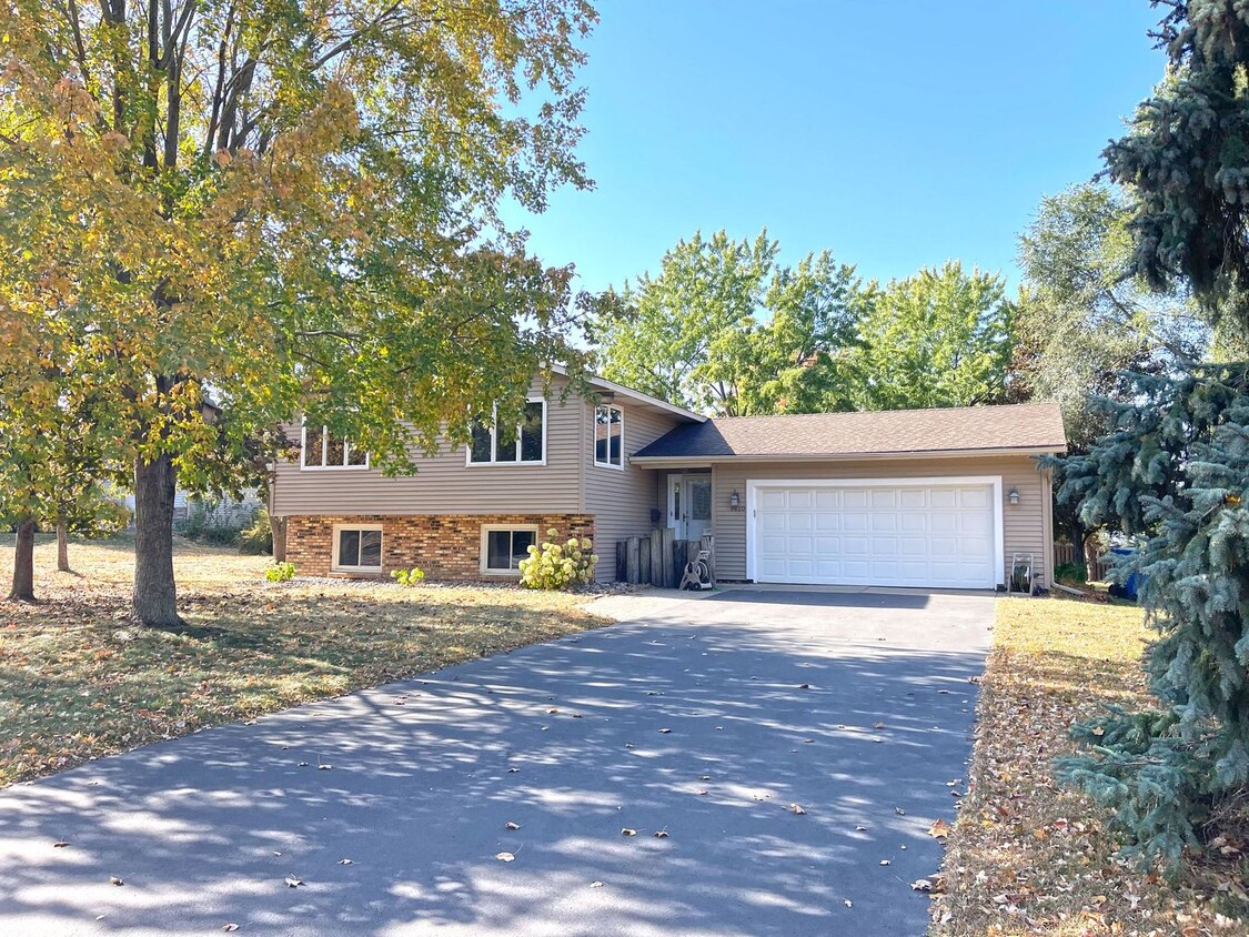 Primary Photo - Wide Open Spaces in Upscale Bloomington, P...