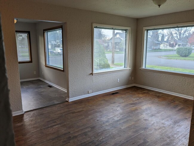 Building Photo - **PENDING APP**Spacious 3 Bed 1.5 Bath hom...