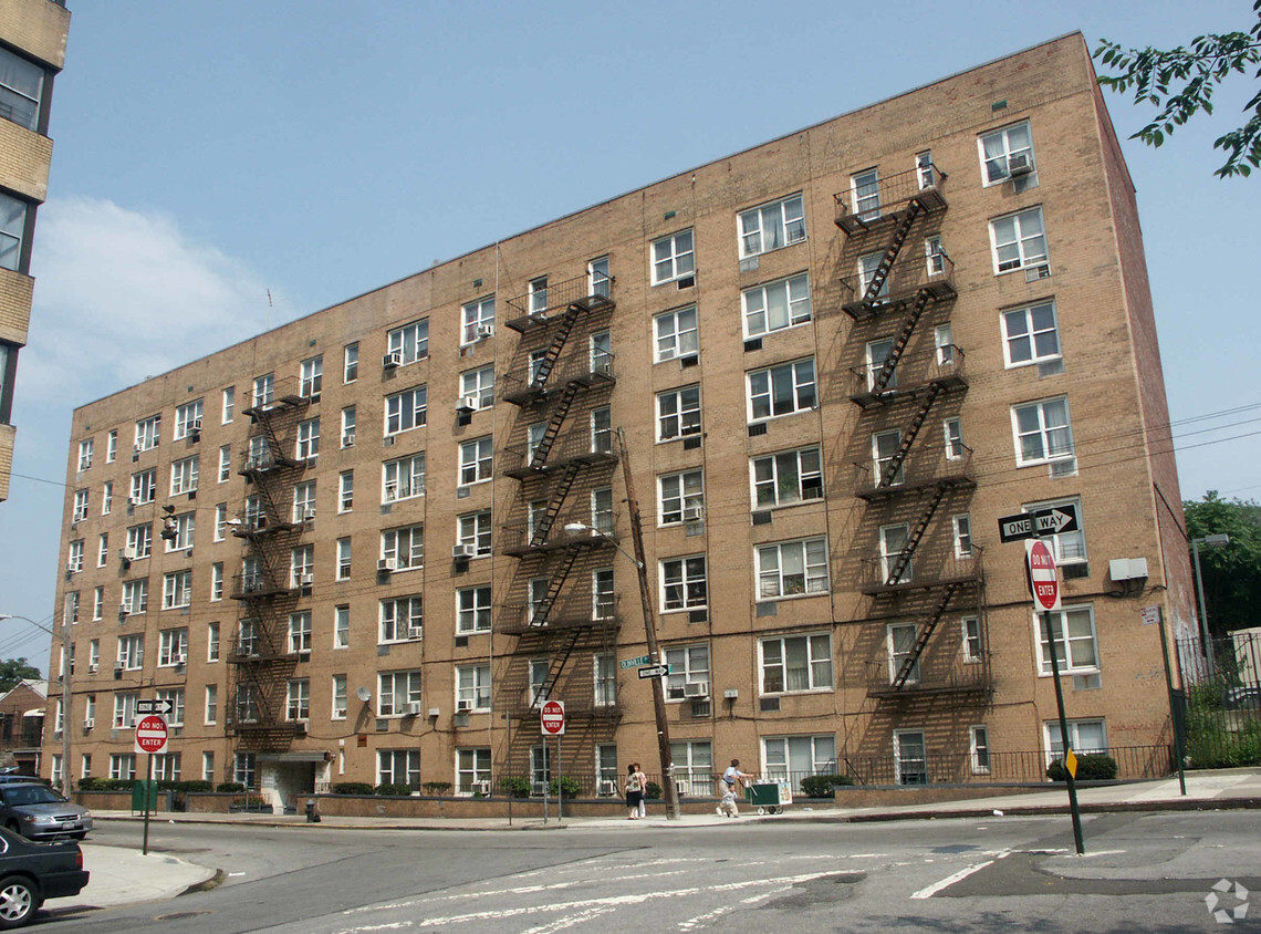 Primary Photo - 3520 Olinville Ave