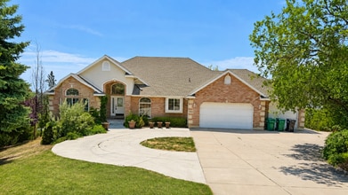 Building Photo - 1835 N Beechwood Dr