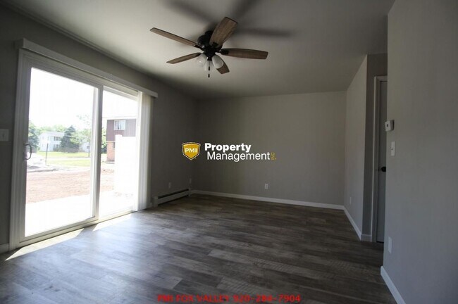 Building Photo - 3 Bedroom Town House