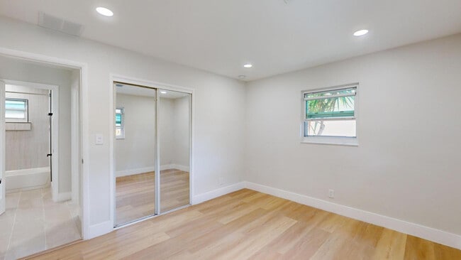 Building Photo - 4708 SW 33rd Ave
