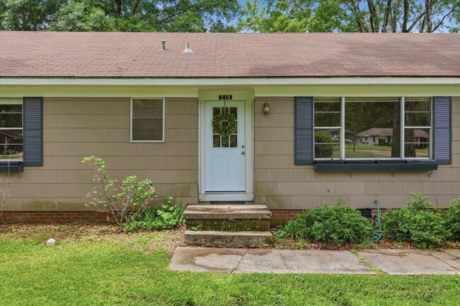 Building Photo - Spacious 4BR Home in Clinton School District with Multiple Living Areas