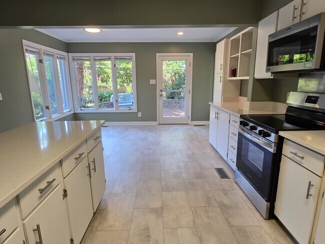 Foto del edificio - 3703 Hickory Hill Dr
