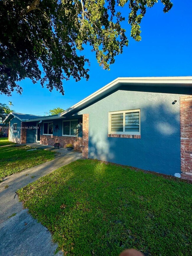 Building Photo - 320 Holloway Dr