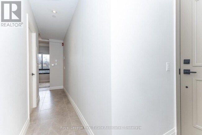 Building Photo - 1000 Bathurst St