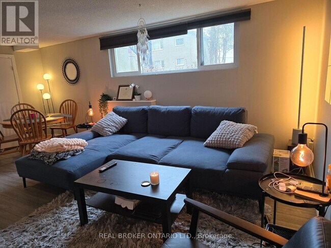 Photo du bâtiment - 2429 Carlsen Ave