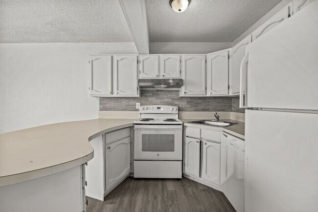 Foto del edificio - Classic Comfort: Explore Our 1 Bedroom, 1 ...