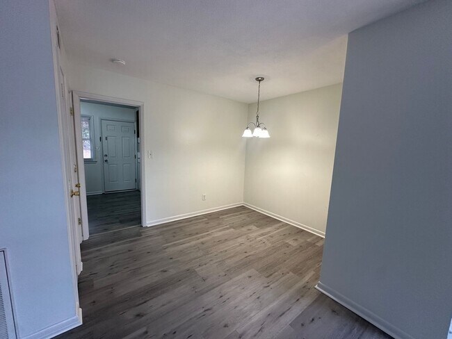 Foto del edificio - Pet Friendly 2 Bedroom, 1 Bath Duplex Located in the Center of Wilmington