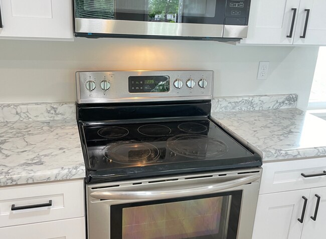 Foto del edificio - Coming Soon! 4 Bedroom/1.5 Bathroom Home in Taylorsville