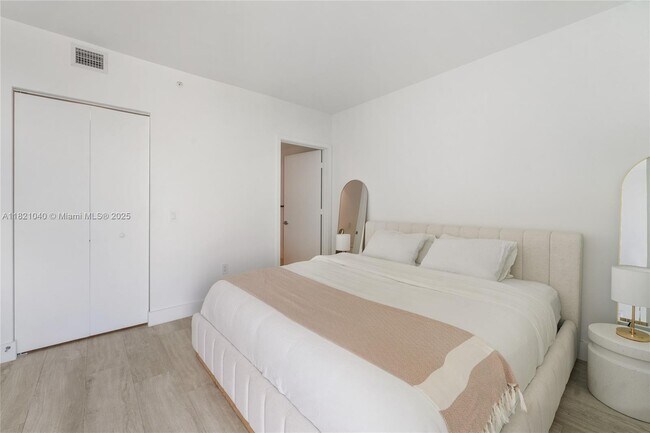 Foto del edificio - 121 NE 34th St