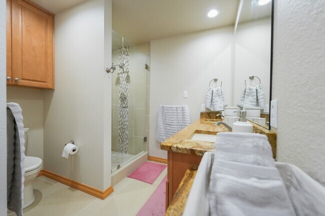 Foto del edificio - Private Room with Private Bath in Spacious...