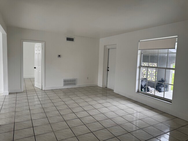 Foto del edificio - 2734 SW 66th Terrace