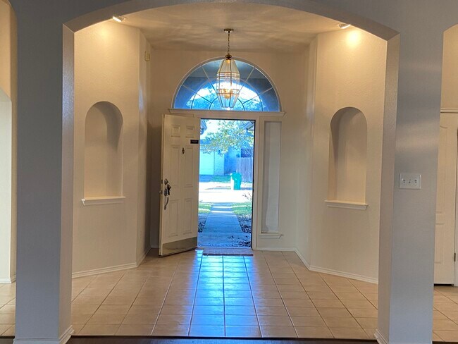 Building Photo - 907 Clarence Bohl