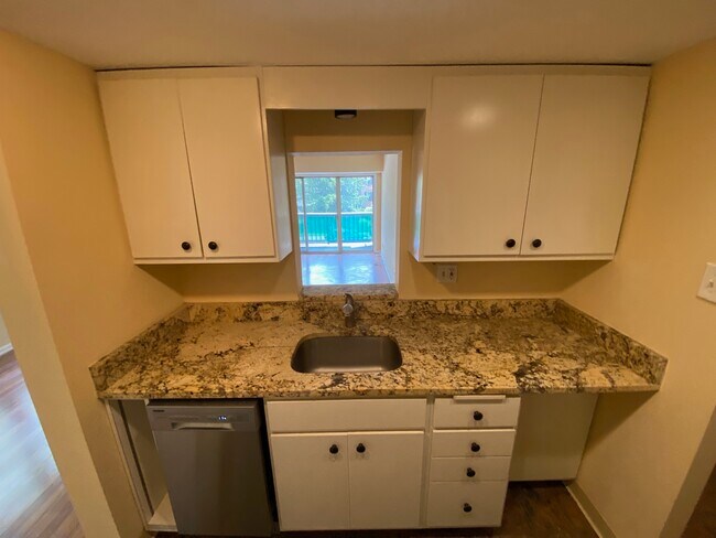 Building Photo - 411 Drummers Ln