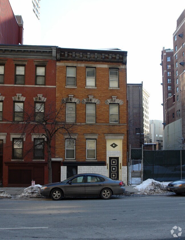 Building Photo - 60 Charles St S