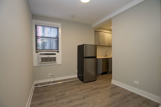 Building Photo - 545 W Belmont Ave