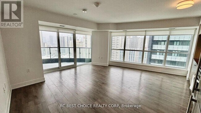 Photo du bâtiment - 585-2585 Bloor St E